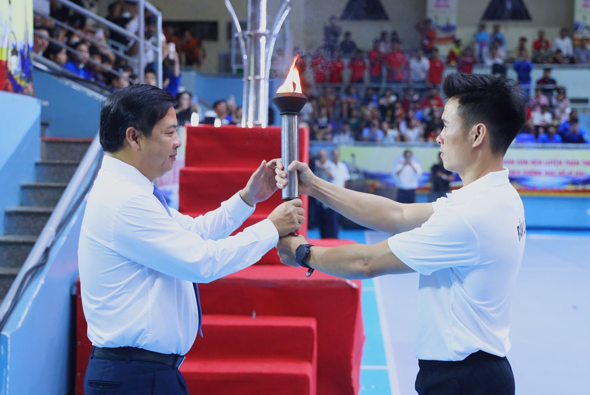 oàn vận động viên rước đuốc từ Di tích lịch sử Quốc gia Đặc biệt Nhà đày Buôn Ma Thuột và trao cho đồng chí Bí thư Tỉnh ủy Lương Nguyễn Minh Triết 